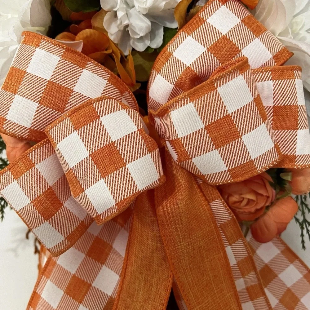 Easter carrot with a gingham bow measuring 30 x 17“